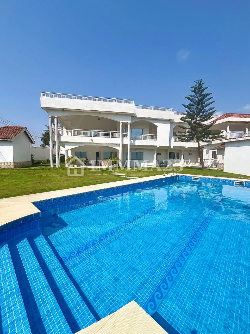 À louer villa meublée 4 pièce(s) à Totsi Gblinkomé — 90 000 FCFA/jour | 400 000 FCFA/sem | 1 200 000 FCFA/mois
Avec piscine & belle cour gazonnée + 03 chambres salon + 03 Wcd dont 02 internes & 01 visiteur + 01 cuisine large, équipée et bien propre
01 chambre salon Wcd interne aussi disponible (prix discutable)
Les douches sont équipées de baignoire et la chambre principale, de lit de 04 places
Agent de sécurité & groupe éléctrogène disponibles